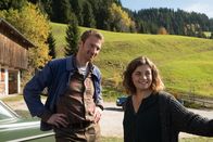 Der Bergdoktor – Lilli (Ronja Forcher) platzt vor Stolz. Endlich hat sie ein eigenes Auto. Hans (Heiko Ruprecht) freut sich mit ihr.