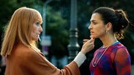 neoriginal: Crystal Wall – Isabelle Dardenne (Nicole Beutler, l.) ist fasziniert von Louna Lloris (Anna Bardavelidze, r.).