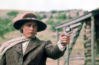 Duell am Missouri – Robert E. Lee Clayton (Marlon Brando) kleidet sich exzentrisch und benimmt sich auch so. Er geht einer todbringenden Beschäftigung nach: Als "Regulator" jagt er im Auftrag von Ranchern gnadenlos Viehdiebe.
