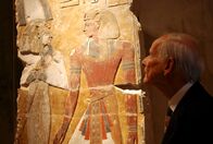 Terra X – Dr. Joachim Karig, ehemals stellvertretender Direktor des Ägyptischen Museums in Berlin, machte die Suche nach den verlorengegangenen Schätzen aus Ägypten zu seiner Lebensaufgabe.