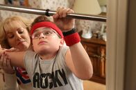 The Goldbergs – Beverly Goldberg (Wendi McLendon-Covey, l.); Adam Goldberg (Sean Giambrone, r.)