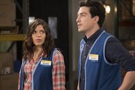 Superstore – Amy (America Ferrera, l.); Jonah (Ben Feldman, r.)
