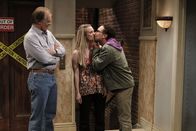The Big Bang Theory – Wyatt (Keith Carradine, l.) bittet Leonard (Johnny Galecki, r.), an Penny dranzubleiben, denn er möchte einen netten und intelligenten Schwiegersohn und keinen von den dummen Typen, mit denen sich Penny (Kaley Cuoco, M.) sonst immer abgibt ...