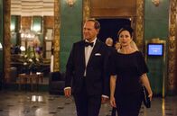 Labaule und Erben – Nach einer Idee von Harald Schmidt Wolfram (Uwe Ochsenknecht) und Esther (Inka Friedrich) treffen bei der Verleihung des renommierten Dädaluspreises ein. Es sollte ein ganz besonders schöner Abend werden, aber was Wolfram seiner Frau kurz zuvor gestanden hat, steht nun zwischen ihnen.