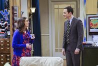 The Big Bang Theory – Weil Sheldon (Jim Parsons, l.) Amys (Mayim Bialik, l.) Geburtstag unvergesslich gemacht hat, will sie dies erwidern und mit seinen Freunden eine Party für ihn schmeißen. Sheldon ist zunächst jedoch wenig begeistert von dieser Idee ...