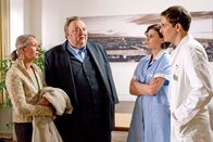Der Dicke – Brigitte Weigand (Heidi Ecks, l.), die Mandantin von Gregor Ehrenberg (Dieter Pfaff, 2.v.l.) will nach ihrer Haft mit ihren Stiefkindern Manuela (Kristin Graf, 2.v.r.) und Robert Weigand (Felix Kramer, r.) in Kontakt treten. Doch die halten sie weiterhin für die Mörderin ihres Vaters.