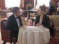 Navy CIS – L-R: Dr. Donald "Ducky" Mallard (David McCallum) trifft sich mit Maggie Clarke (Alice Krige), die er seit seiner Jugend kennt und von der er hofft, Aufschluss über einige Dinge aus seiner Vergangenheit zu bekommen ...