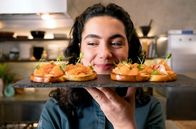 Zu Tisch mit Lucie - Kitchen Hacks – Lucie hat den gebeizten Lachs auf Brioche angerichtet.