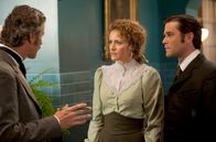 Murdoch Mysteries – Von links nach rechts: Helene Joy (Dr. Julia Ogden), Yannick Bisson (Detective Murdoch)