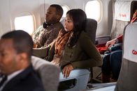 Mayday - Alarm im Cockpit – Passagiere (gespielt von Darstellern im Hintergrund) an Bord des Comair-Flugs 3272 geraten in Panik, als das Flugzeug in den Sturzflug übergeht. (Bildnachweis: Cineflix/Darren Goldstein)