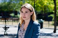 Mit der Kraft des Windes – Frau Lebel (Déborah François) setzt sich immer wieder für ihre ehemaligen Schülerinnen Khady und Sanou ein.