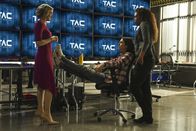 Bull – Während Bull eine folgenreiche Entdeckung macht, gehen Cable (Annabelle Attanasio, M.) und Danny (Jamie Lee Kirchner, r.) der Frage nach, warum sich Marissa (Geneva Carr, l.) plötzlich vollkommen anders kleidet und verhält ...