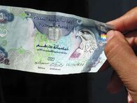 GEO Reportage – Dirham-Geldschein der Vereinigten Arabischen Emirate mit Falkensymbol
