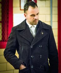 Elementary – Muss einen eigentlich für abgeschlossen gehaltenen Fall wieder aufrollen: Sherlock Holmes (Jonny Lee Miller) ...