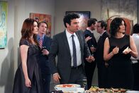 How I Met Your Mother – Jeder hat seine ganz eigene Geschichte zum letzten Treffen mit dem Captain: Ted (Josh Radnor, M.), Lily (Alyson Hannigan, l.) und Robin (Cobie Smulders, r.) ...