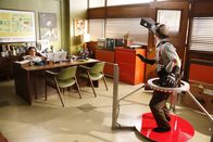 Community – Als Dean Pelton (Jim Rash, r.) begeistert in der virtuellen Realität verschwindet, hat Frankie (Paget Brewster, l.) ein 5000 Dollar großes Problem ...