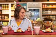 Moppi und der Leckerladen – Maya und Moppi freuen sich über fluffige Pfannkuchen.