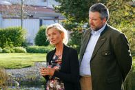 Die Rosenheim-Cops – Der Fall wendet sich, als Kommissar Anton Stadler (Dieter Fischer, r.) herausfindet, dass Sekretärin Bettina Reimers (Wookie Mayer, l.) eine Affäre mit dem Opfer hatte. Honorarfrei - nur für diese Sendung bei Nennung ZDF und Christian A. Rieger
