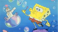 SpongeBob Schwammkopf – "SpongeBob Schwammkopf", In der Stadt Bikini Bottom, irgendwo tief unten im Pazifik, lebt ein gelber, rechteckiger Schwamm namens SpongeBob Schwammkopf. Seine Behausung ist eine Ananas, die er sich mit seiner miauenden Hausschnecke Gary teilt. Mit seinem Nachbarn Thaddäus und Mr. Krabs, dem Geschäftsführer der 'Krossen Krabbe', erlebt er die turbulentesten Abenteuer. Auch wenn dabei alles schief geht, kann er sich stets auf seine beiden Freunde, den Seestern Patrick und das Eichhörnchen Sandy, verlassen.