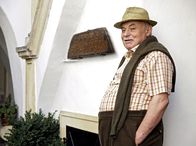 Der Winzerkönig – Eduard Stickler (Heinrich Schweiger) hat sein Weingut verpachtet und führt das Gasthaus am Hauptplatz.