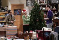 The Big Bang Theory – Während Penny (Kaley Cuoco, M.) und Leonard (Johnny Galecki, l.) den Weihnachtsbaum schmücken und Sheldon (Jim Parsons, r.) erklärt, warum er Weihnachten nicht ausstehen kann, erfährt Penny, dass Leonards Mutter am nächsten Tag kommt. Leonard gerät in Erklärungsnot, als Penny fragt, warum er seiner Mutter nicht erzählt, dass sie mittlerweile ein Paar sind ...