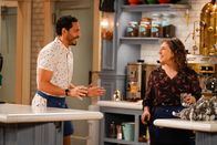 Call Me Kat – Oscar (Christopher Rivas, l.); Kat (Mayim Bialik, r.)