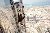 Mission: Impossible - Phantom Protokoll – Bei dem Einsatz für die Menschheit sind William Brandt (Jeremy Renner, oben) und Ethan Hunt (Tom Cruise, unten) auf dem höchsten Turm der Welt unterwegs. Wird die Luft da oben zu knapp für die beiden?