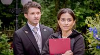 Sturm der Liebe – Sophia überrascht Lale (Yeliz Simsek, r.) und Fritz (Frederik Bott, l.) mit ihrer Milde.