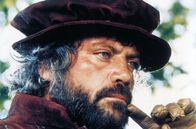 Der Prinz und der Bettler – Für Prinz Edward ist Miles (Oliver Reed) ein seltenes Vorbild der Aufrichtigkeit.