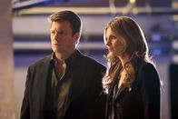 Castle – Castle (Nathan Fillion, l.) begleitet Beckett (Stana Katic, r.) bei den Ermittlungen in einem Mordfall. Er ist entsetzt als er erfährt, wer das Opfer ist ...