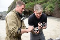 Gordon Ramsay: Kulinarische Abenteuer – New Zealand - Zane (L), a local fisherman, teaches Gordon Ramsay how to open pāua, one of the ocean's greatest delicacies.