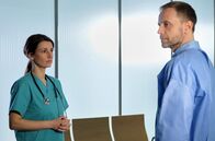 In aller Freundschaft – Maria (Annett Renneberg) kommt nicht an Kai (Julian Weigend) ran. Er blockt jede Nachfrage zu seinem Patienten und ehemaligem Oberstleutnant ab, ist ihr gegenüber ungerecht und harsch. Doch Kai braucht ihre Hilfe als Ärztin.