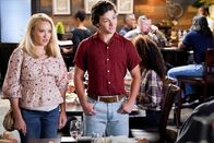 Young Sheldon – Mandy (Emily Osment, l.); Georgie Cooper (Montana Jordan, r.)