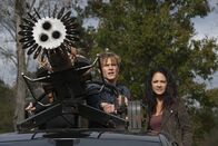 MacGyver – Angus MacGyver (Lucas Till, l.); Riley Davis (Tristin Mays, r.)