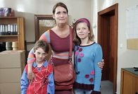 Die Masche mit der Liebe – Eva (Anja Kling, M.) sieht endlich eine Chance für ihre Zukunft und die ihrer Kinder Ben (Joel Eisenblätter, l.) und Anna (Leonie Kahl, r.) ...