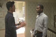 The Exorcist – Noch versucht Andy (John Cho, l.), Shelbys (Alex Barima, r.) Erlebnisse im Wald rational zu erklären - bis etwas Unglaubliches passiert ...