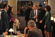 How I Met Your Mother – v.l.) und Kevin (Kal Penn, l.) etwas geheim halten ...