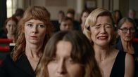 neoriginal: Deadlines – Franzi (Llewelyn Reichman, r.) trauert lautstark um ihren ehemaligen Klassenlehrer, während Lena (Sarah Bauerett, l.) versucht, den Gefühlsausbruch ihrer Freundin zu ignorieren.