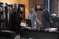 Navy CIS – (v.l.n.r.) Leroy Jethro Gibbs (Mark Harmon); Jack Sloane (Maria Bello); Leon Vance (Rocky Carroll)