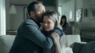 neoriginal: Arctic Circle - Der unsichtbare Tod – Dr. Thomas Lorenz (Maximilian Brückner) setzt alles daran, das alleinige Sorgerecht für seine Tochter Hanna (Lilli Salonen) zu bekommen.