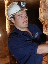 Outback Opal Hunters - Edelsteinjagd in Australien – Rory Cheal beim Betrieb des Superdigger, Lightning Ridge, NSW.