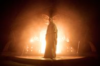 Der Herr der Ringe: Die Ringe der Macht – Sauron (Charlie Vickers) nimmt die Gestalt des Elbenwesens Annatar an, um Einfluss auf Celebrimbor auszuüben.