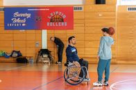 In aller Freundschaft – Ilay Demir (Tan Caglar, li.) und Kris Haas (Jascha Rust, re.) trainieren etwas Basketball. Kris' Interesse am Rollstuhlbasketball wird immer größer und da am nächsten Tag ein Spiel stattfindet, beschließen die beiden, hinzugehen.