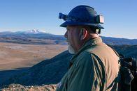 Das verschwundene Gold der Azteken – Kevin Hoagland looks out from mountain.
