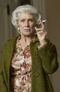 Malcolm mittendrin – Während Malcolm und Reese ein dermaßen blödes Spiel spielen, rettet Ida (Cloris Leachman) Dewey das Leben ...