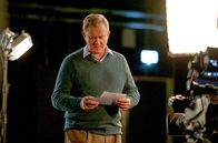 Douglas Is Cancelled – Umgeben von grellen Scheinwerfern bereitet Douglas (Hugh Bonneville) sich auf das Interview vor – doch wie viel Wirkung hat seine Karriere noch?