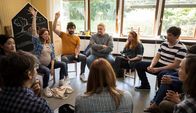 Andere Eltern – Nina (Lavinia Wilson) sowie ihr Mann Jannos (Jasin Challah) und andere Mitglieder der Elterninitiative einigen sich auf einen geeigneten Kita-Namen.