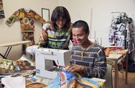 Zu Tisch ... – Paco ist Künstler und näht Taschen und Kleidung aus Stoff, den er selbst mit Fotos aus Tokos, indonesischen Supermärkten, bedruckt hat.