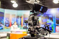 WELT Newsroom – Die Kamera im Studio sendet Journalisten, die Nachrichten lesen.Unscharfer Hintergrund hat Journalisten oder Reporter.