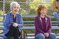 Young Sheldon – Connie (Annie Pott, l.); June (Reba McEntire, r.)